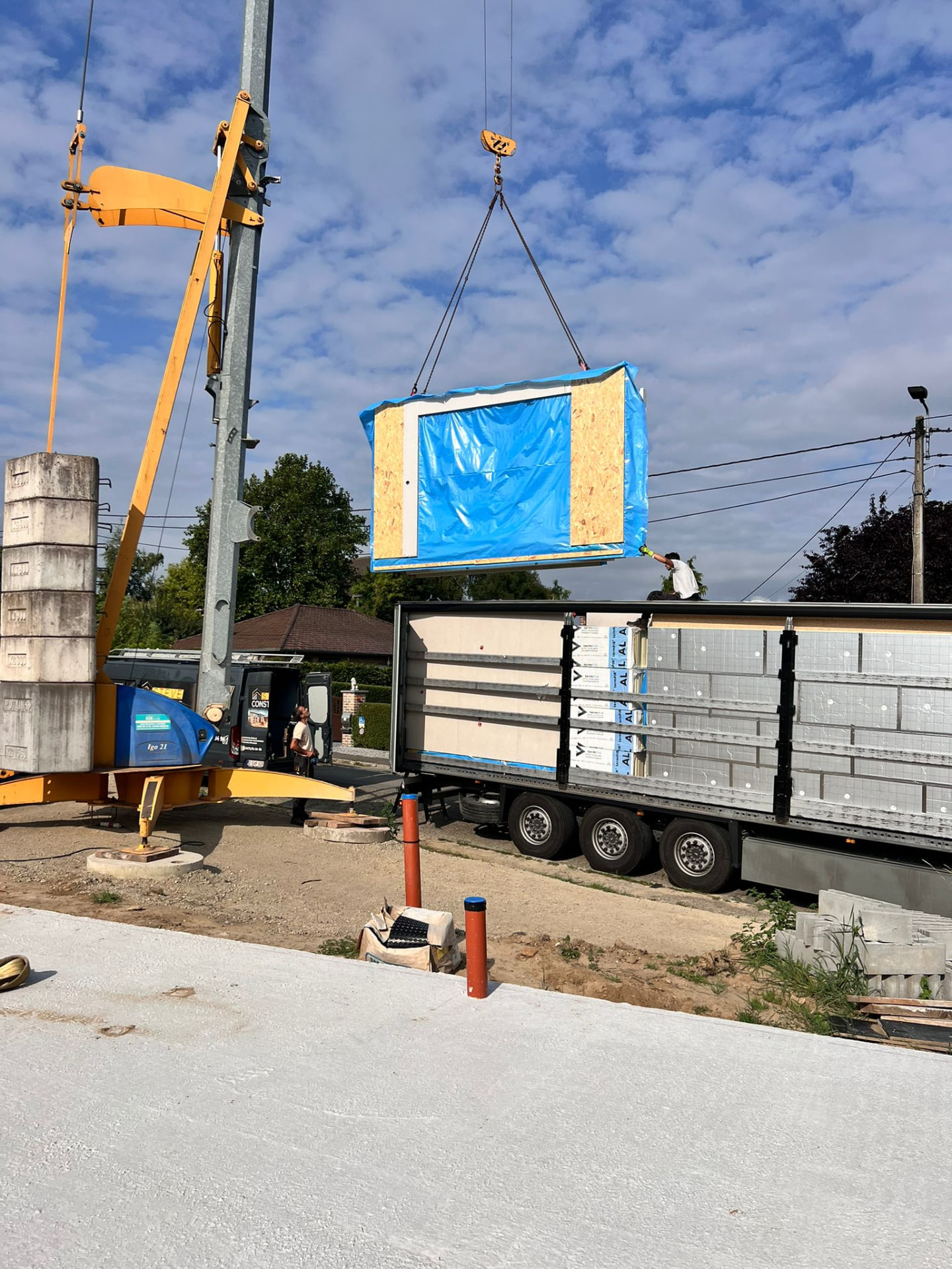 Déchargement des panneaux de façade sur chantier